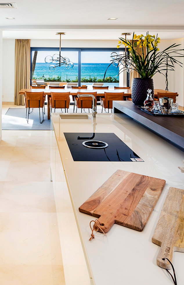 Cocina abierta con vistas al mar